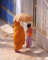 Moine boudhiste, faisant l'aumone